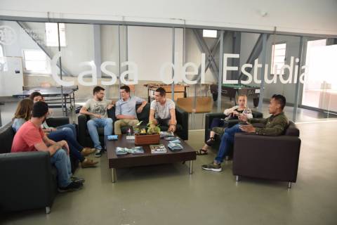 Alumnos en la Casa del Estudiante de la UPCT.
